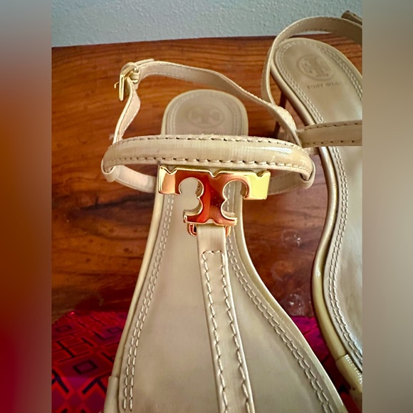 Tory Burch Patent Saffiano nude (Camellia Pink) gold logo sandals women’s 9.5 - Picture 8 of 12